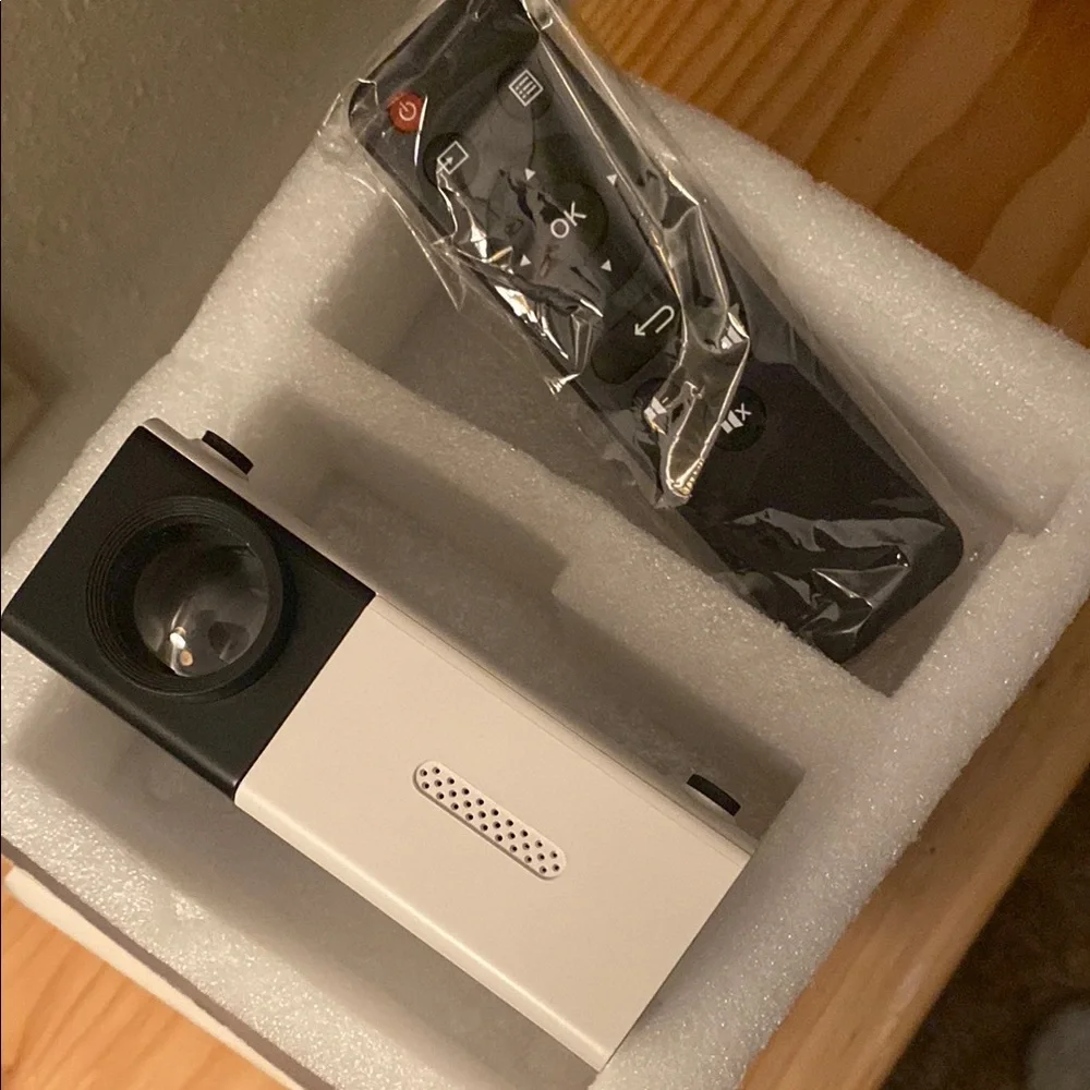 Mini Projector with Remote - Picture 2 of 8